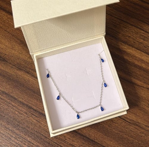 كيس KARTZ ورد صناعي أحمر مع شال احمر ساده وعقد فضه...