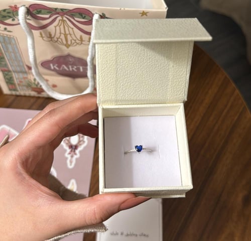 تنسيق KARTZ كيس ورد صناعي جوري أحمر مع خاتم فضه عي...