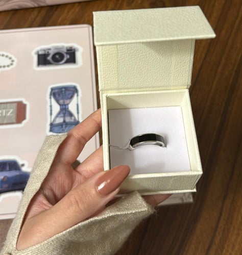 بوكس KARAZ ورد صناعي أحمر مع خاتم رجالي