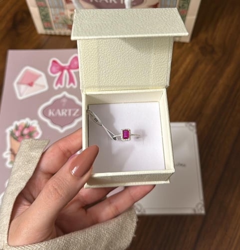 بوكس KARTZ ورد صناعي أحمر مع خاتم نسائي فضه عيار 9...