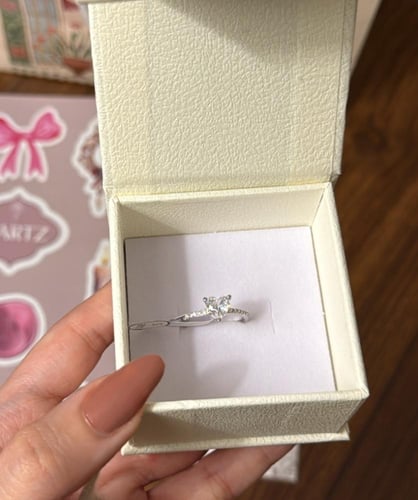 تنسيق KARTZ كيس ورد صناعي ألوان البيج مع خاتم فضه...