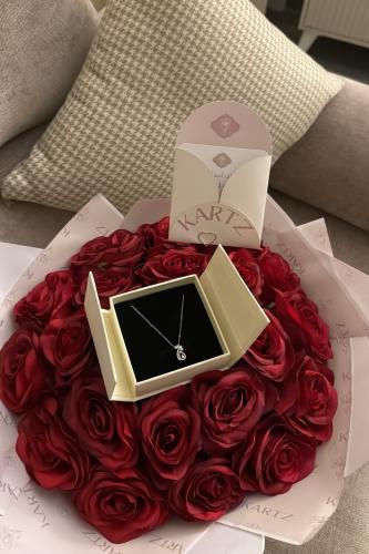 بوكيه KARTZ ورد صناعي جوري أحمر مع سلسال فضه عيار 925 مطلي روديوم