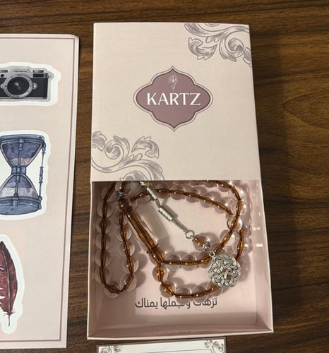 بوكس KARTZ ورد صناعي أحمر مع مسبحه