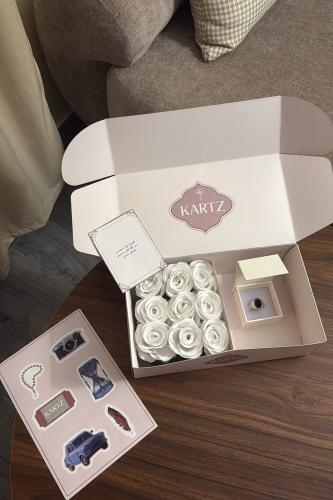 بوكس KARAZ ورد صناعي أبيض مع خاتم رجالي