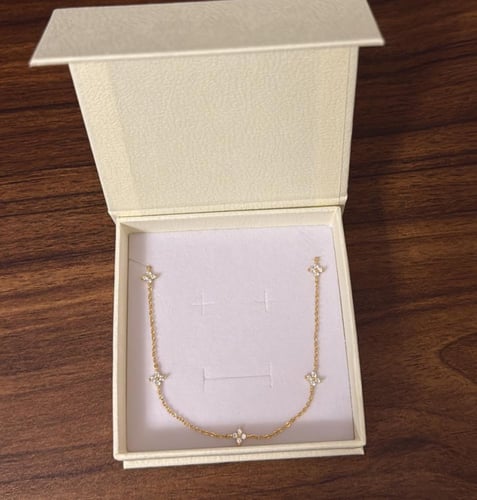 تنسيق KARTZ كيس ورد صناعي لون أصفر مع عقد فضه عيار...