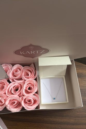 بوكس KARTZ ورد صناعي بنك مع عقد فضه عيار 925