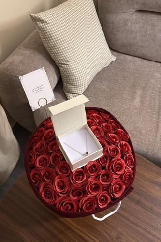 كيس KARTZ ورد صناعي أحمر مع شال احمر ساده وعقد فضه...