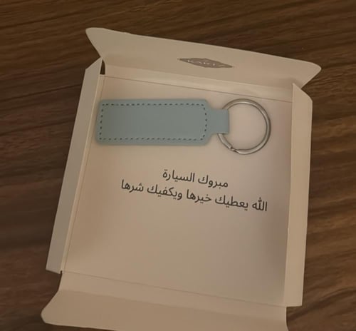 بوكس KARTZ ورد صناعي أبيض مع ميدالية جلد وستيكرات