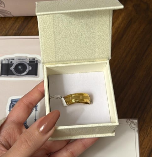 بوكس KARAZ ورد صناعي أبيض مع خاتم رجالي