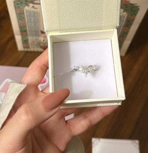 بوكس KARTZ ورد صناعي أحمر مع خاتم نسائي فضه عيار 9...