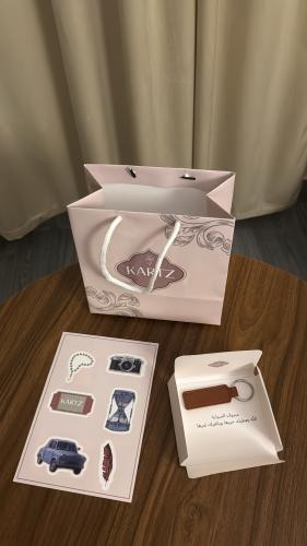 نحت على ميدالية مفتاح مع كيس رجالي وستيكرات وعبارة...