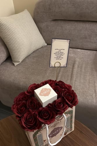 تنسيق KARTZ كيس ورد صناعي جوري أحمر مع خاتم فضه عي...