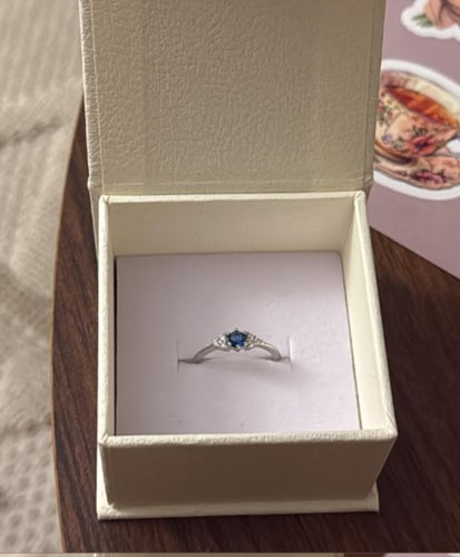 بوكس KARTZ ورد صناعي جوري أبيض مع خاتم نسائي فضه ع...