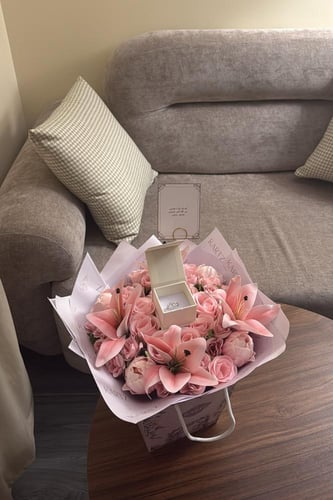 كيس KARTZ ورد صناعي يحتوي أكثر من نوع ورد لون بنك...