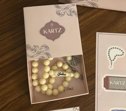 كيس KARTZ ورد صناعي أحمر مع مسبحه رجاليه