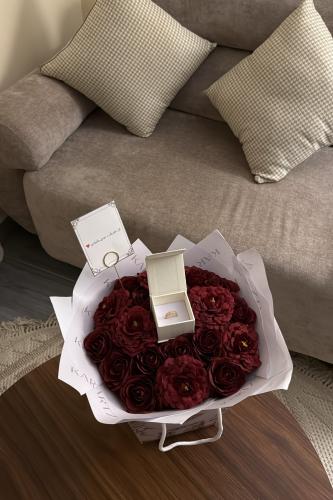 كيس KARTZ ورد صناعي أحمر مع خاتم فضه عيار 925