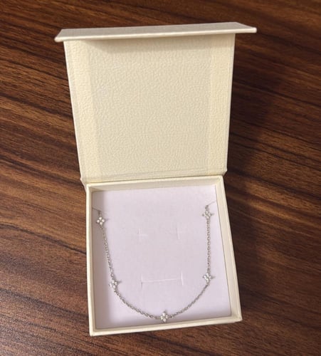 بوكس KARTZ ورد صناعي أحمر مع عقد فضه عيار 925