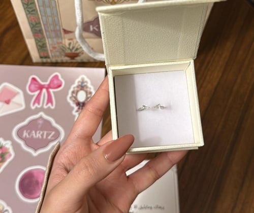 بوكس KARTZ ورد صناعي أبيض مع خاتم نسائي فضه عيار 9...