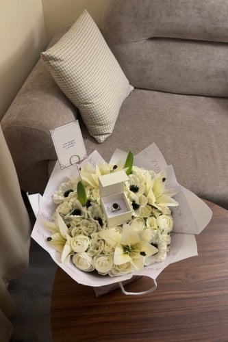 كيس KARTZ ورد صناعي منوع لون سكري مع خاتم رجالي ست...