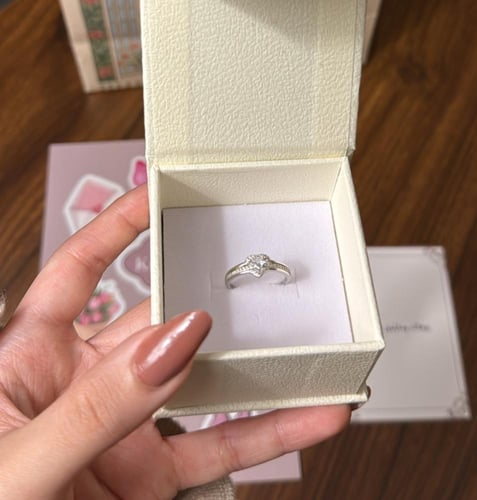 بوكس KARTZ ورد صناعي بنك مع خاتم نسائي فضه عيار 92...