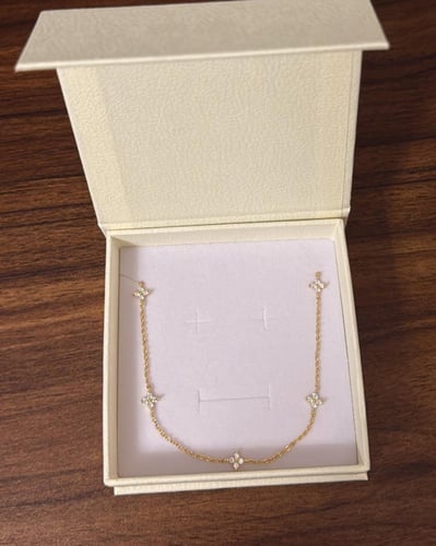 كيس KARTZ ورد صناعي أحمر مع شال احمر ساده وعقد فضه...