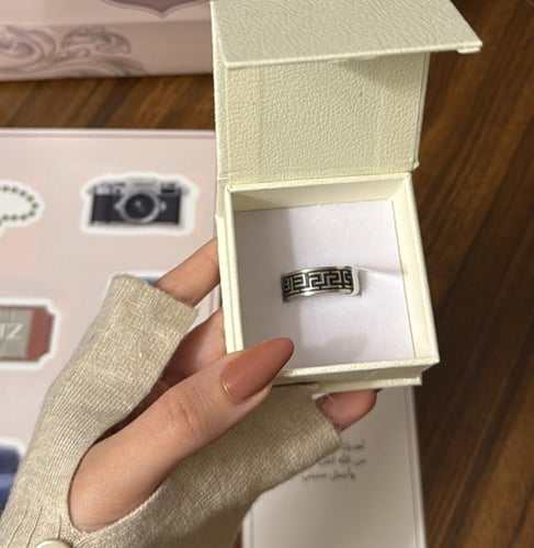 كيس KARTZ ورد صناعي منوع لون سكري مع خاتم رجالي ست...