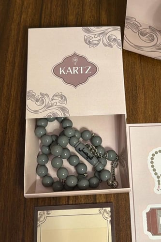 كيس KARTZ ورد صناعي أبيض مع مسبحه رجاليه