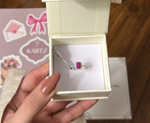 بوكس KARTZ ورد صناعي بنك مع خاتم نسائي فضه عيار 92...