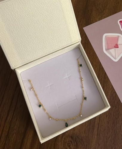 تنسيق KARTZ كيس ورد صناعي لون بنك وأحمر مع عقد فضه...