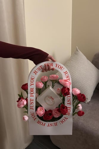 تنسيق KARTZ كيس ورد صناعي لون بنك وأحمر مع عقد فضه...