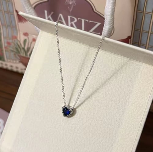 كيس KARTZ ورد صناعي هيدرنجا لون أزرق مع عقد فضه عي...