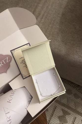 بوكس KARTZ ورد صناعي أحمر مع عقد فضه عيار 925