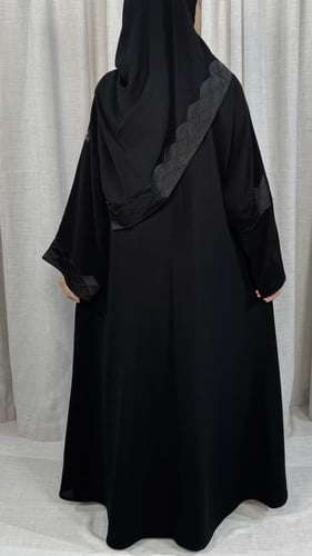 عباية بكلفة أسود