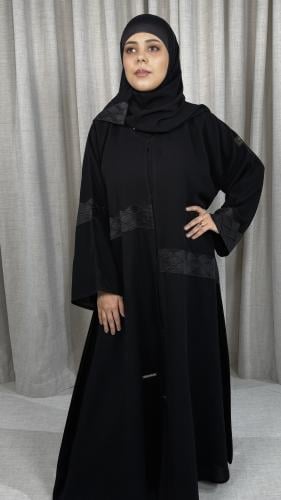 عباية بكلفة أسود