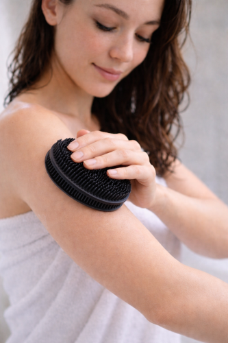 ليفة السيليكون للجسم اللون الأسود