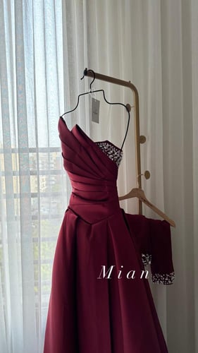 فستان اكرام عنابي