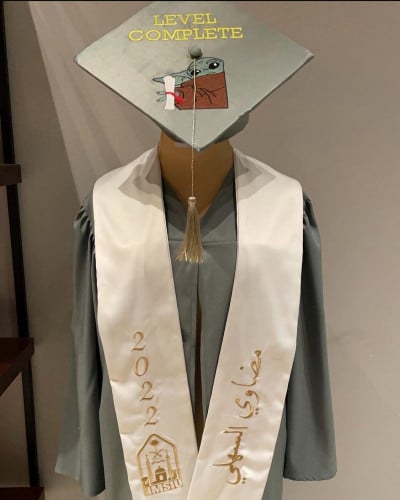 طقم تخرج (بتطريز القبعة مع الوشاح)