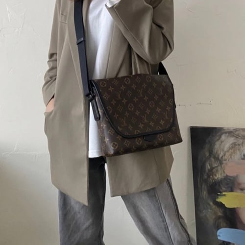 لويس فيتون Magnetic Messenger Bag