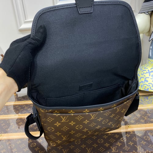 لويس فيتون Magnetic Messenger Bag