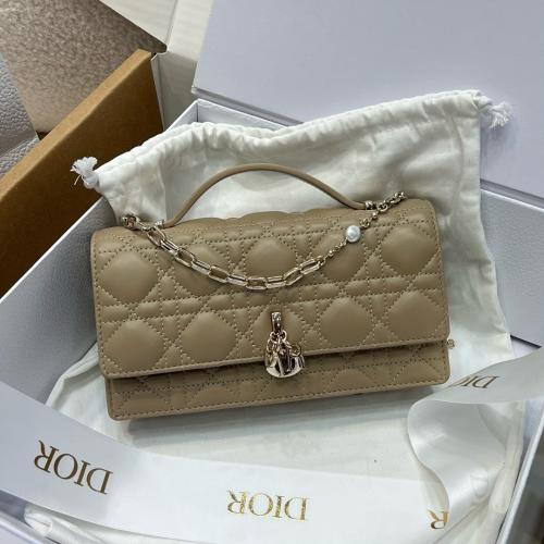 Lady top handle clutch