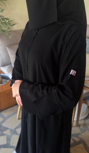 عبايةً رقم (699).