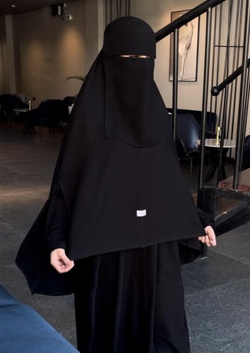 خمار أسود مايحتاج طرحة طويل.