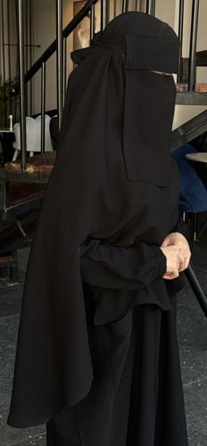 خمار أسود مايحتاج طرحة طويل.