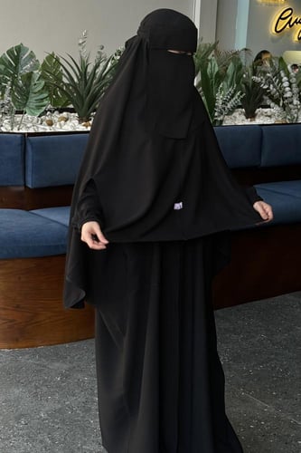 خمار أسود مايحتاج طرحة طويل.