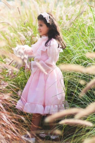 فستان وردي باكمام طويله و اطراف دانتيل