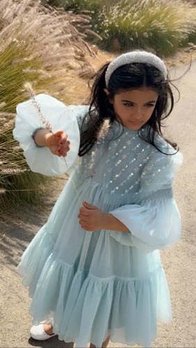 فستان سماوي فاتح بياقه شك يدوي