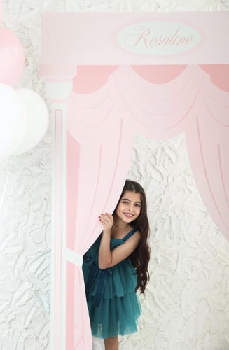 قطعتين من التُل الاخضر و فيونكه مخمل