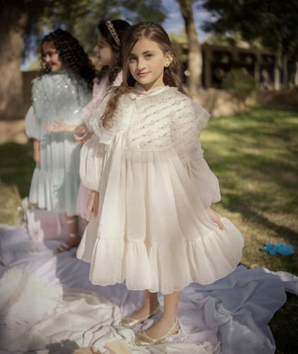 فستان بيج بياقه شك يدوي