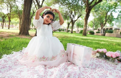 فستان جازار ابيض باطراف ورود