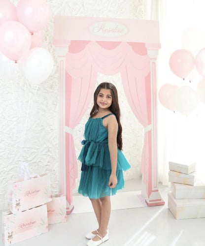 قطعتين من التُل الاخضر و فيونكه مخمل